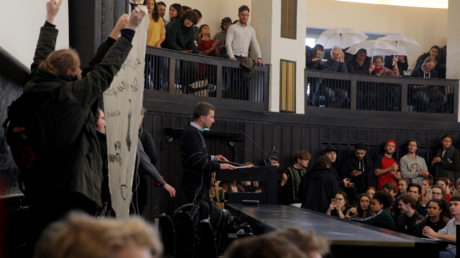"Nazischweine raus aus der Uni!": Studenten verhindern Vorlesung von Bernd Lucke an Uni Hamburg