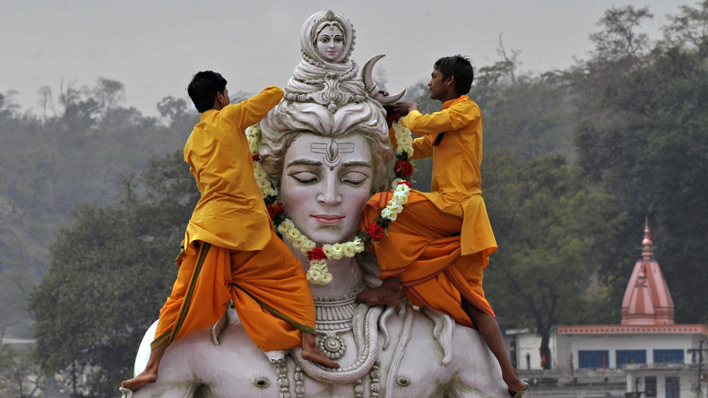 Smogalarm in Indien: Gläubige versehen hinduistische Götterstatuen mit Atemschutzmasken