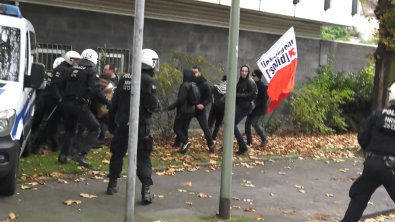 Duisburg: Zusammenstöße mit Pegida-Gegnern – Polizei setzt Pfefferspray und Schlagstöcke ein
