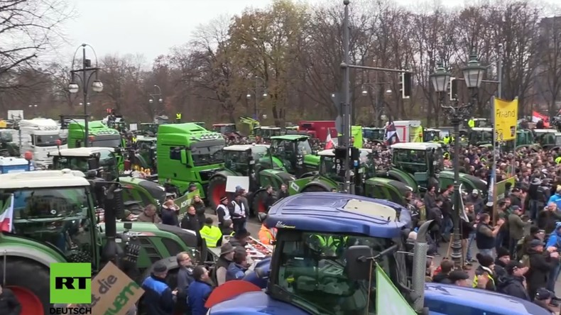 LIVE: Landwirte veranstalten Traktorprotest in Berlin gegen die Agrarpolitik