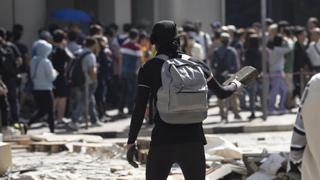 Hongkong: Antichinesische Chaoten zünden Mann an (Video)