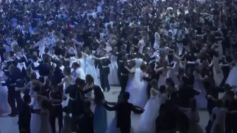 Prachtvoller Kadettenball in Moskau: Hunderte Paare tanzen traditionell zu klassischer Musik