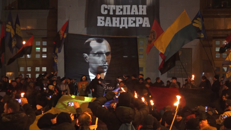 "Ruhm der Ukraine"? – Hunderte ehren Nazikollaborateur Bandera mit Fackelmarsch