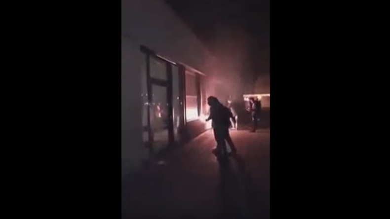 Silvester-Ausschreitungen in Wolfsburg: Beamte massiv beschossen – Schule in Brand gesteckt