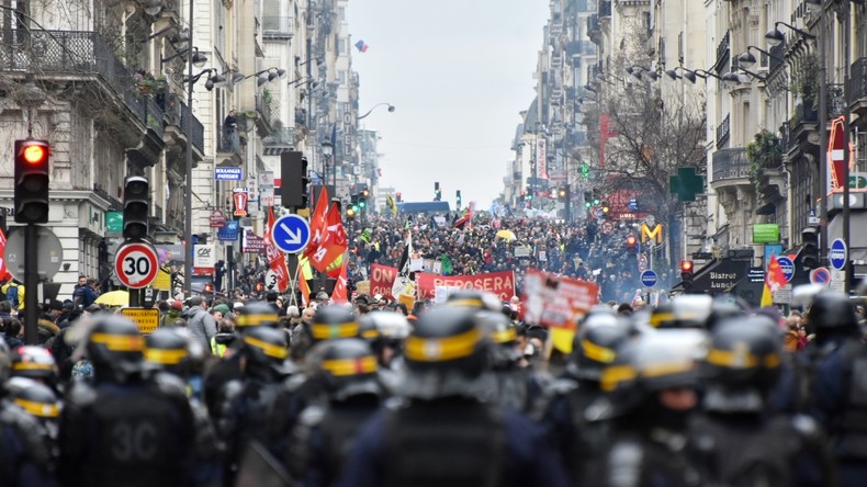 Frankreich: Massive Proteste und Zusammenstöße mit der Polizei (Video)
