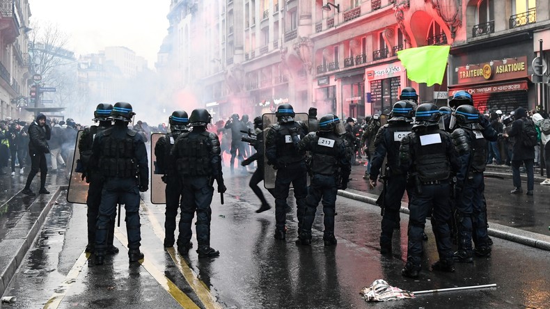 Polizeigewalt in Frankreich: Innenminister ruft zu Mäßigung auf