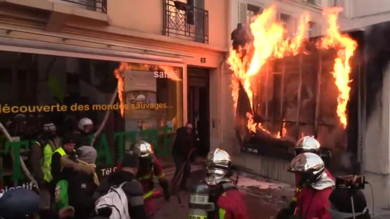 Proteste gegen Rentenreform: Demonstranten legen in Paris Feuer