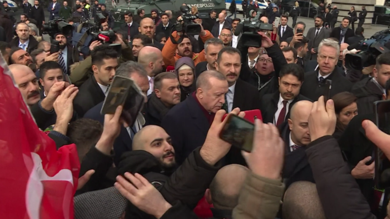 Berlin: Erdoğan badet in Fanmenge am Potsdamer Platz