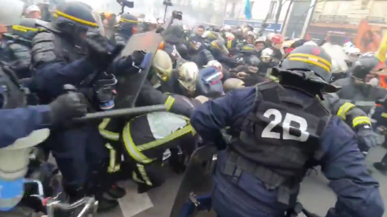 Krasse Aufnahmen aus Frankreich: Polizisten knüppeln auf protestierende Feuerwehrleute ein