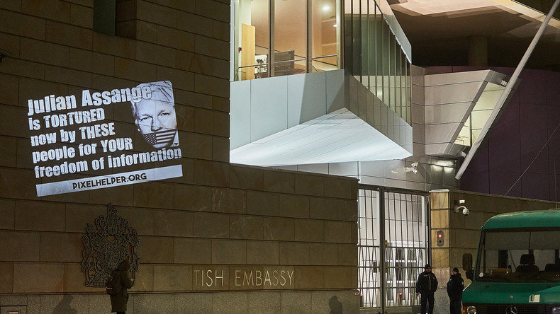 Lichtinstallationen in London und Berlin als Solidaritätsaktion für Julian Assange