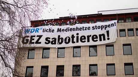 Wegen "Umweltsau"-Lied: Identitäre steigen WDR aufs Dach (Video)