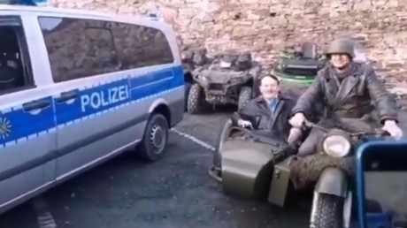 Polizist lacht über Hitler-Imitator: Beiden drohen Konsequenzen (Video)