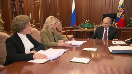 Russische Touristen kehren aus China zurück – Putin trifft Beamte des Gesundheitsministeriums