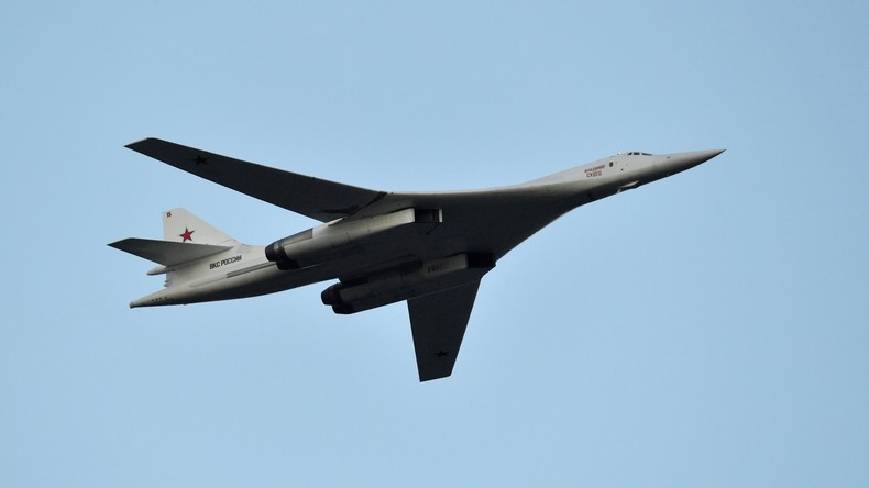Russlands modernisierter Bomber Tupolew Tu-160M absolviert Jungfernflug