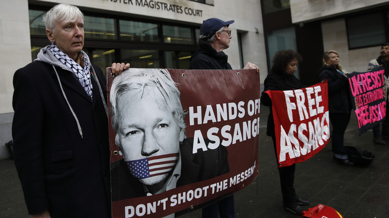 LIVE: Pressekonferenz von Assanges Anwälten und seinem Vater vor der Auslieferungsanhörung in Paris