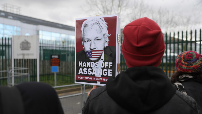 Assange am ersten Anhörungstag: 11 mal in Handschellen gelegt und zweimal nackt durchsucht
