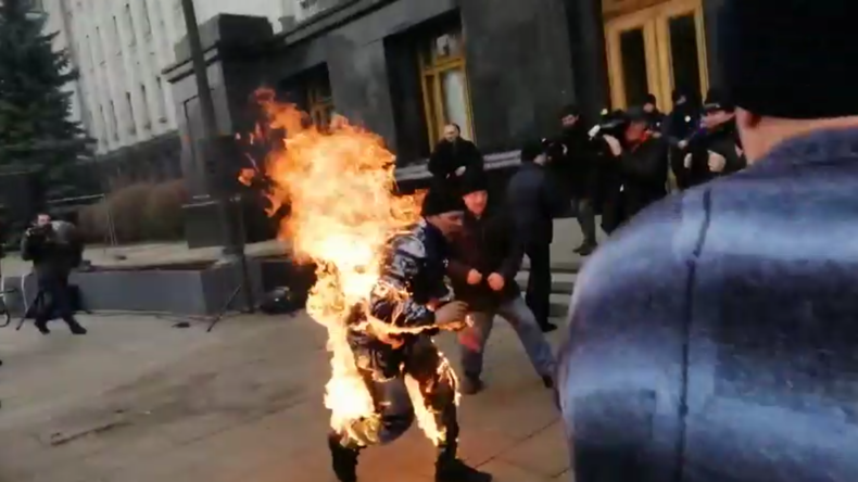 Ukraine: Mann setzt sich in Kiew vor dem Büro von Präsident Selenskij in Brand
