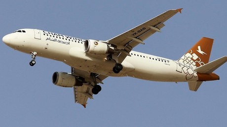 Israelische Kampfflugzeuge fliegen Luftangriff auf Syrien in Deckung eines Passagierflugzeuges