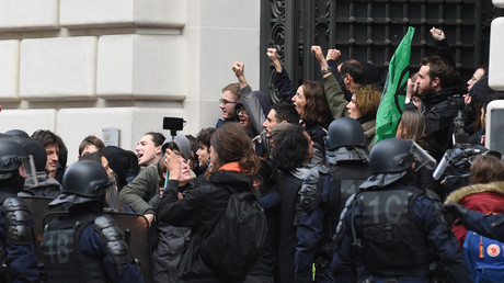 "Liberale Ökologie, Lüge des Kapitals!" – Aktivisten stürmen BlackRock-Zentrale in Paris