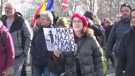 Rechtsextreme NPD-Kundgebung mit Gegenprotest zum 75. Jahrestag der Bombardierung von Dresden