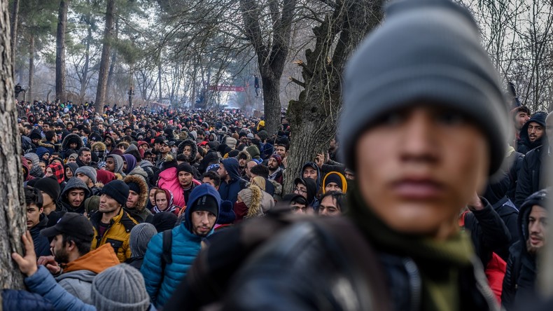 LIVE: Asylsuchende warten an der griechisch-türkischen Staatsgrenze