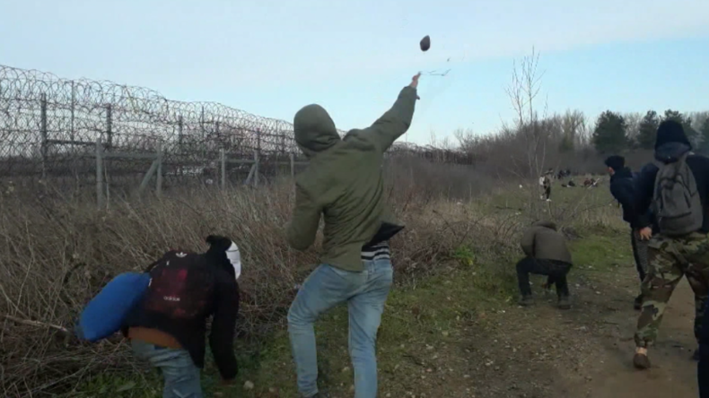 Griechische Grenze: Migranten schneiden Grenzzaun durch und attackieren Beamte mit Steinen