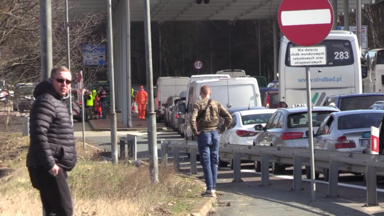 Polen macht Grenzen dicht: Lange Staus an Grenzübergängen und Quarantäne für viele Einreisende