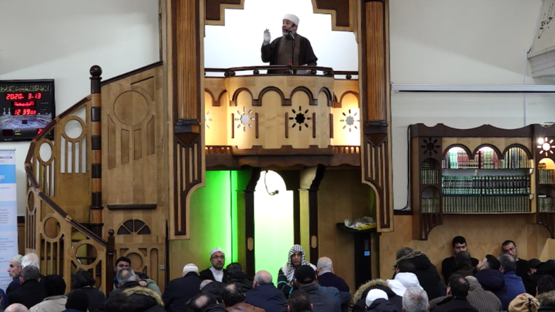 Imam leitet letztes Gebet in Berlin vor Schließung seiner Moschee wegen Corona-Pandemie