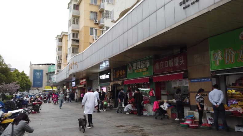 China: Leben kehrt nach Lockerung der Coronavirus-Maßnahmen auf die Straßen von Nanjing zurück