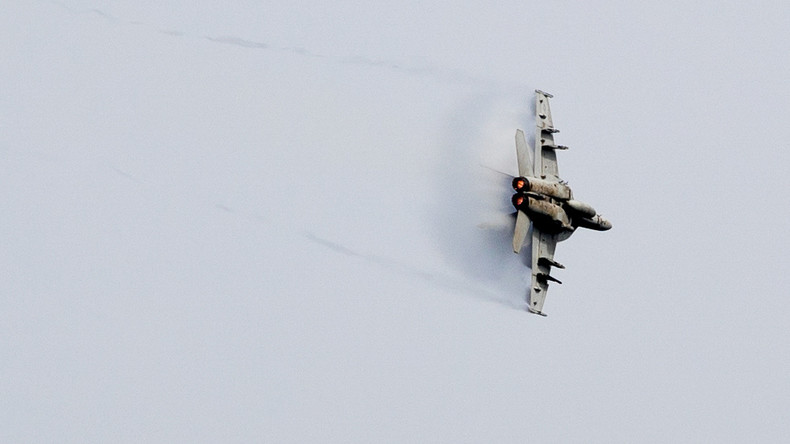 F-18 Kampfjets testen iranische Luftabwehr während Corona-Krise: "Das ist die letzte Warnung. Over."