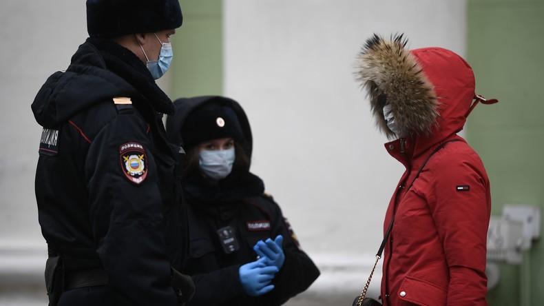 Corona-Verleumdung: Russin schickt ihrer Schuldnerin Ärzte und Polizisten auf den Hals