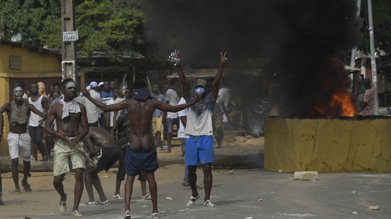 Aus Angst vor Ansteckung: Wütende Menge zerlegt Corona-Testzentrum in Elfenbeinküste