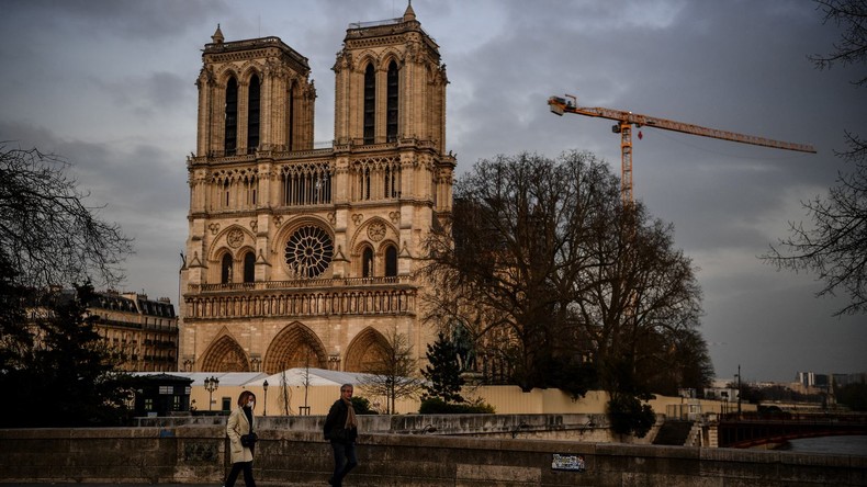 Notre-Dame de Paris hält Gottesdienst zum Karfreitag ab – lediglich sieben Kirchgänger erlaubt