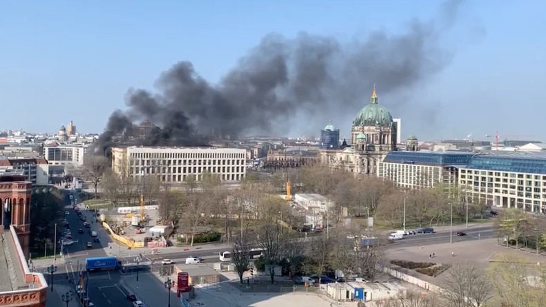 Berlin: Brand im Stadtschloss-Neubau nach Explosion