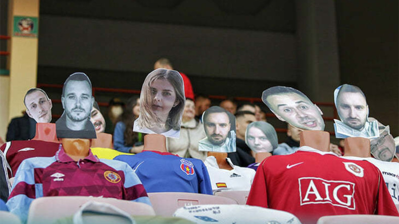 Fake Fans auf Tribüne: Puppen mit Gesichtern der Ticketkäufer verfolgen Fußballspiel in Weißrussland