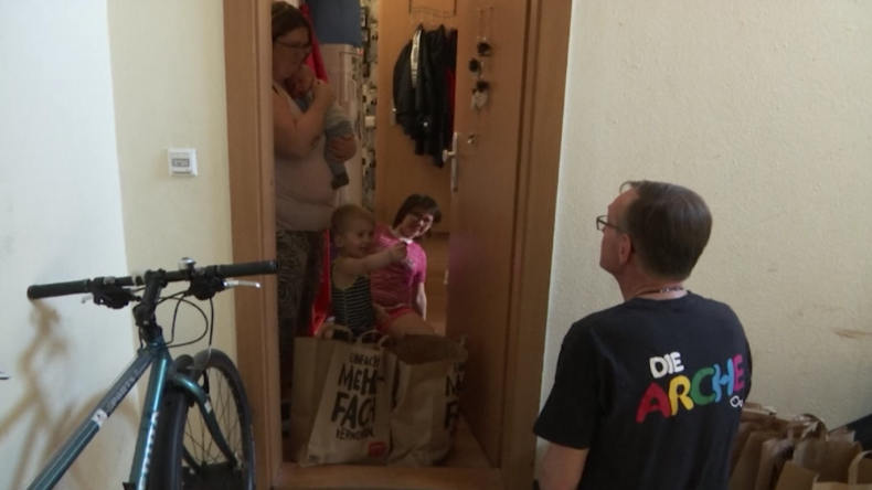 Berlin: Arche besucht bedürftige Kinder zu Hause und bringt ihnen Ostergeschenke