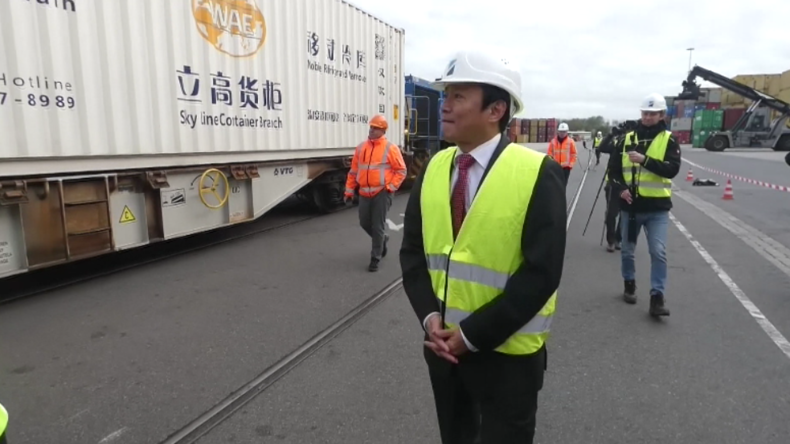 Duisburg: Zug mit über 160 Tonnen medizinischer Ausrüstung aus Wuhan erreicht Hafen