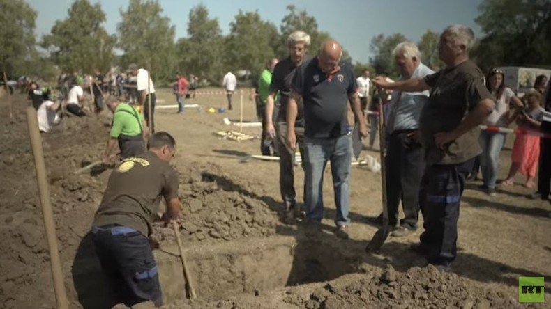 RT-Doku: Ungarische Grabspiele trotzen dem Tabu des Todes – Wettstreit um das beste Grab