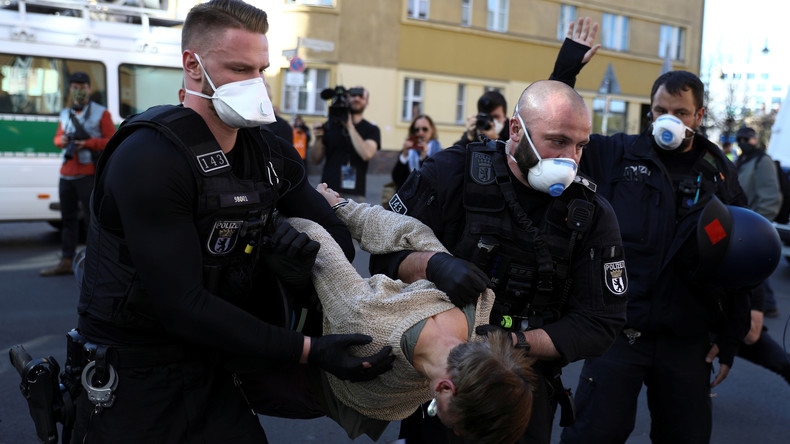 Berlin: Polizei löst Demonstration gegen Einschränkung von Grundrechten auf (Video, Fotos)