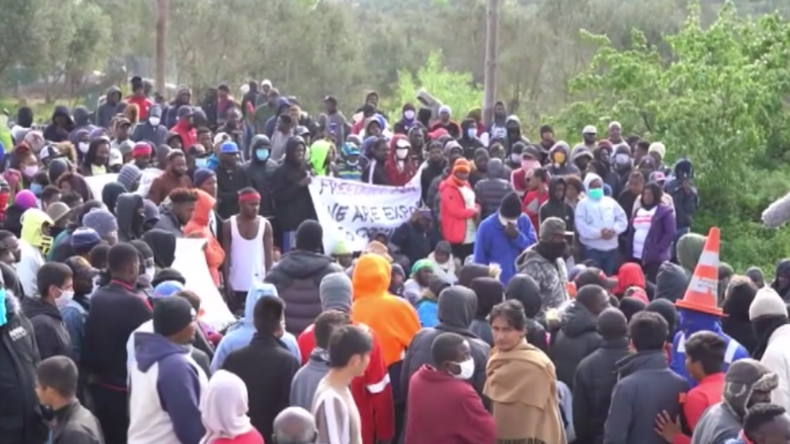 Griechenland: Migranten aus völlig überfülltem Moria-Lager protestieren für Verlegung