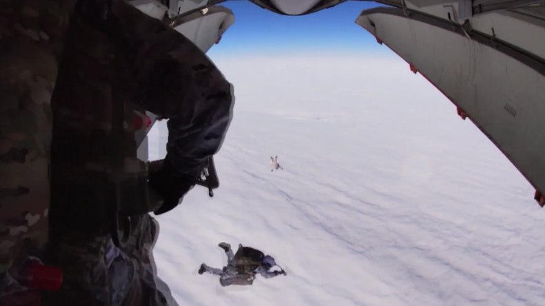 Russische Soldaten starten historischen Gruppensprung aus 10.000 Metern Höhe