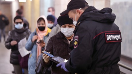 Staus und Warteschlangen in Moskau nach Einführung von Ausgangsscheinen