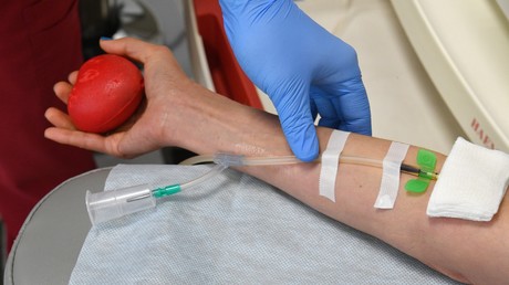 Therapie mit Blutplasma genesener Patienten – Erste Behandlungserfolge in Moskau dank neuer Methode
