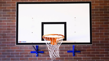 Einfach unverfehlbar: Tüftler bastelt Basketballbrett mit eingebauter Treffergarantie