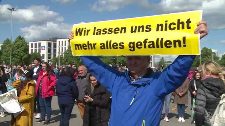 Tausende demonstrieren in Berlin und Stuttgart gegen COVID-19-Beschränkungen