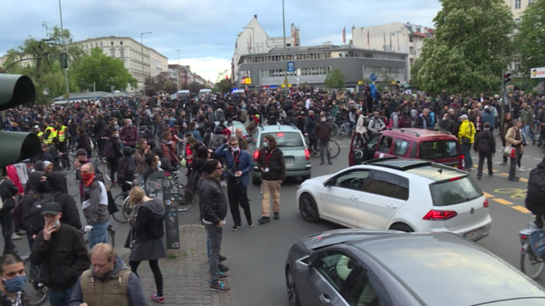 Corona-Abstand? Fehlanzeige! Hunderte tummeln sich am 1. Mai in Berlin-Kreuzberg