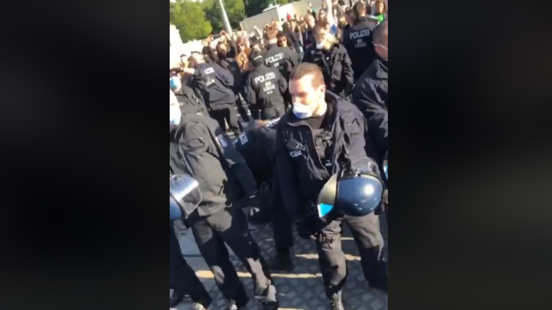 Berlin: Polizei löst nicht genehmigte Demo gegen Grundrechtseinschränkungen vor Bundestag auf