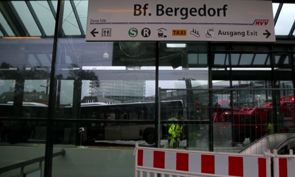 Hamburg: Linienbus rast in Bahnhof und kracht in Rolltreppen