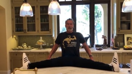 "Biegsamkeit ist genauso wichtig wie Krafttraining": Schwarzenegger simuliert Spagat
