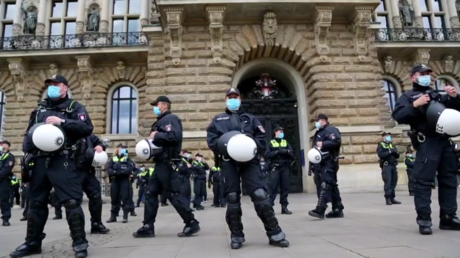 Friedliche Proteste gegen Corona-Maßnahmen in Stuttgart – Ausschreitungen und Festnahmen in Hamburg